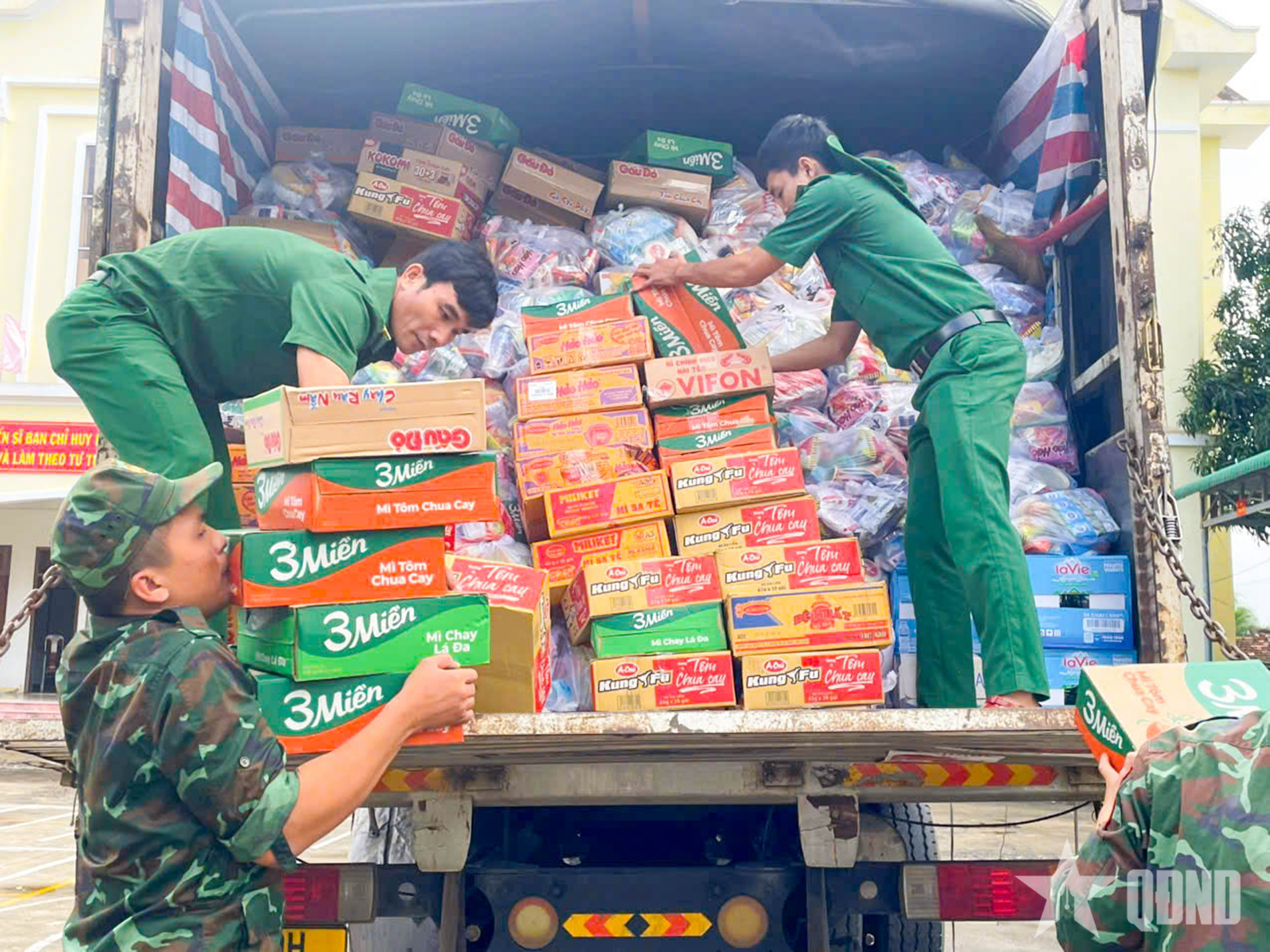 Lực lượng Thanh niên xung phong TP Hồ Chí Minh nỗ lực hỗ trợ Khánh Hòa khắc phục thiên tai